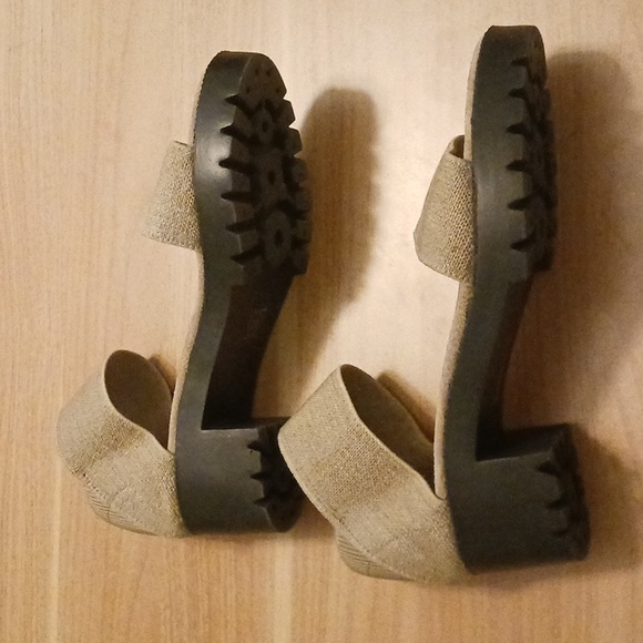 Stretch Sandals in Taupe are Made in Mexico in Size 10  (No Brand Name) - Picture 4 of 9